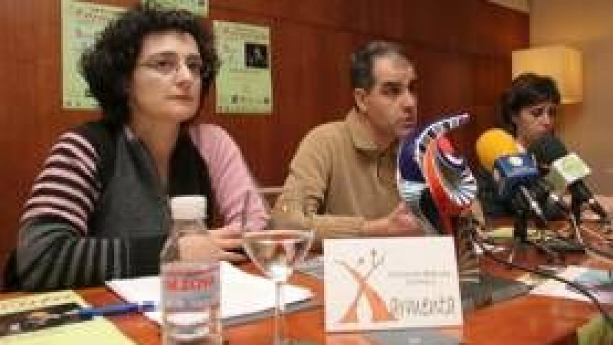 Nuria Mariño, Manuel Maña y Mila Diéguez, de Xarmenta, ayer con la figura que simboliza el premio