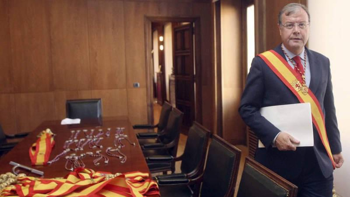 El alcalde acude al salón de plenos para oficiar una boda.
