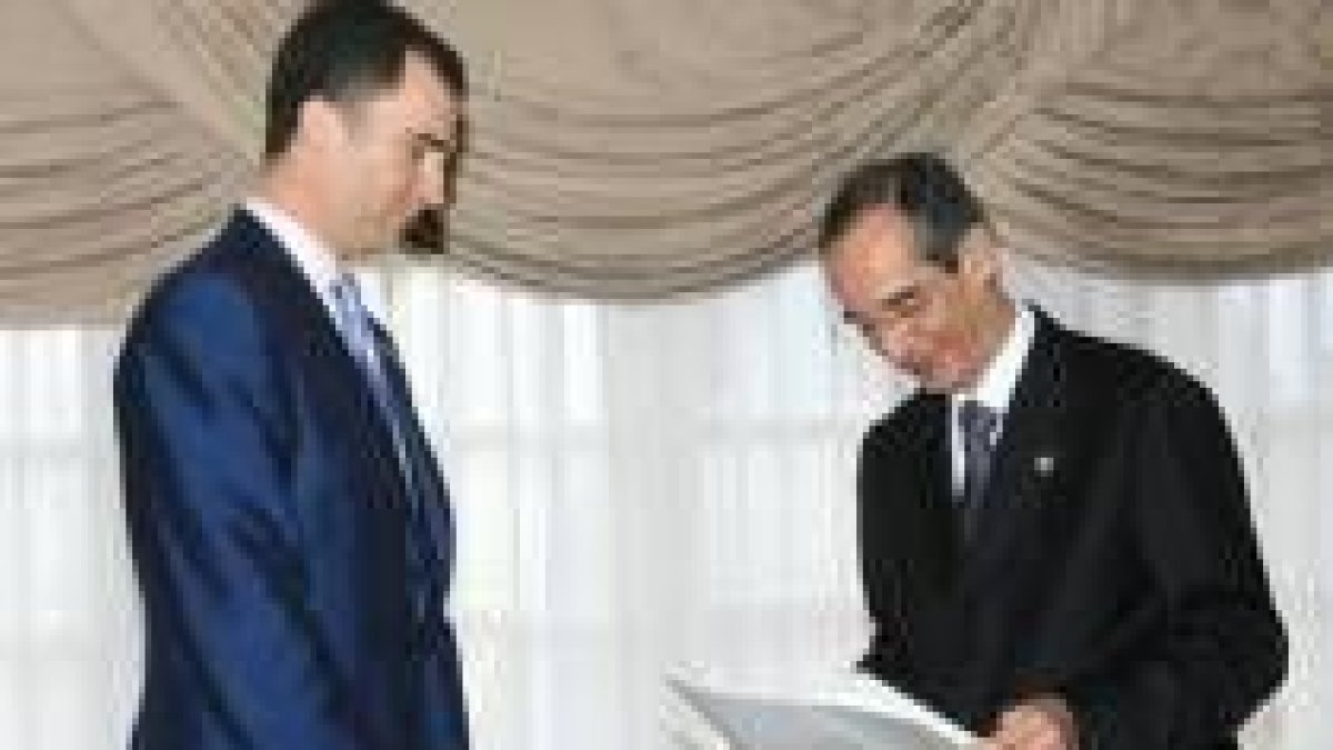 El Príncipe de Asturias, durante la reunión con Álvaro Colom