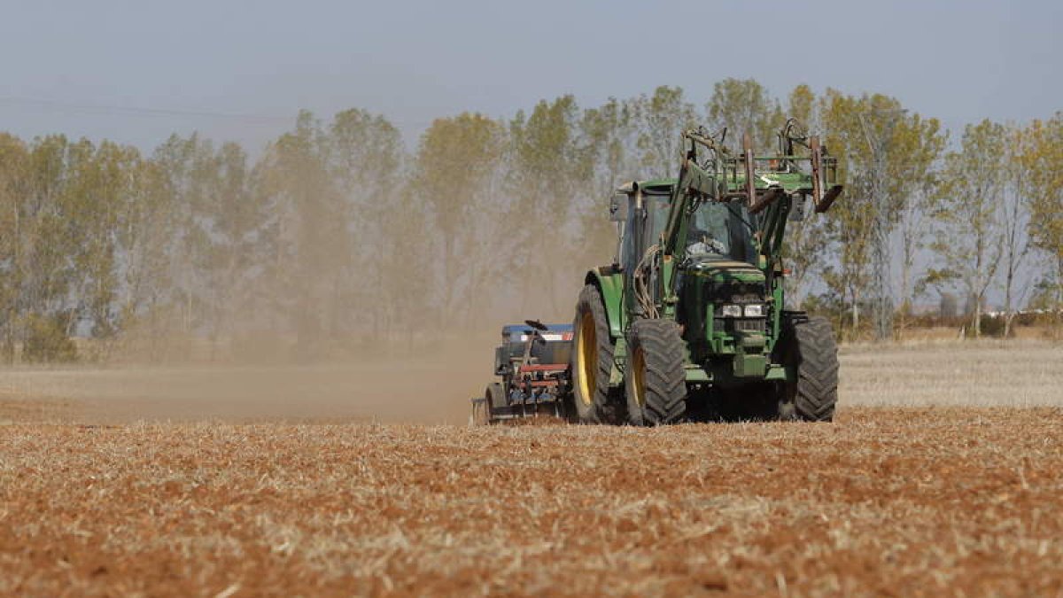 Un tractor realizando labores agrícolas en un campo de cultivo de la provincia de León. Jesús F. Salvadores