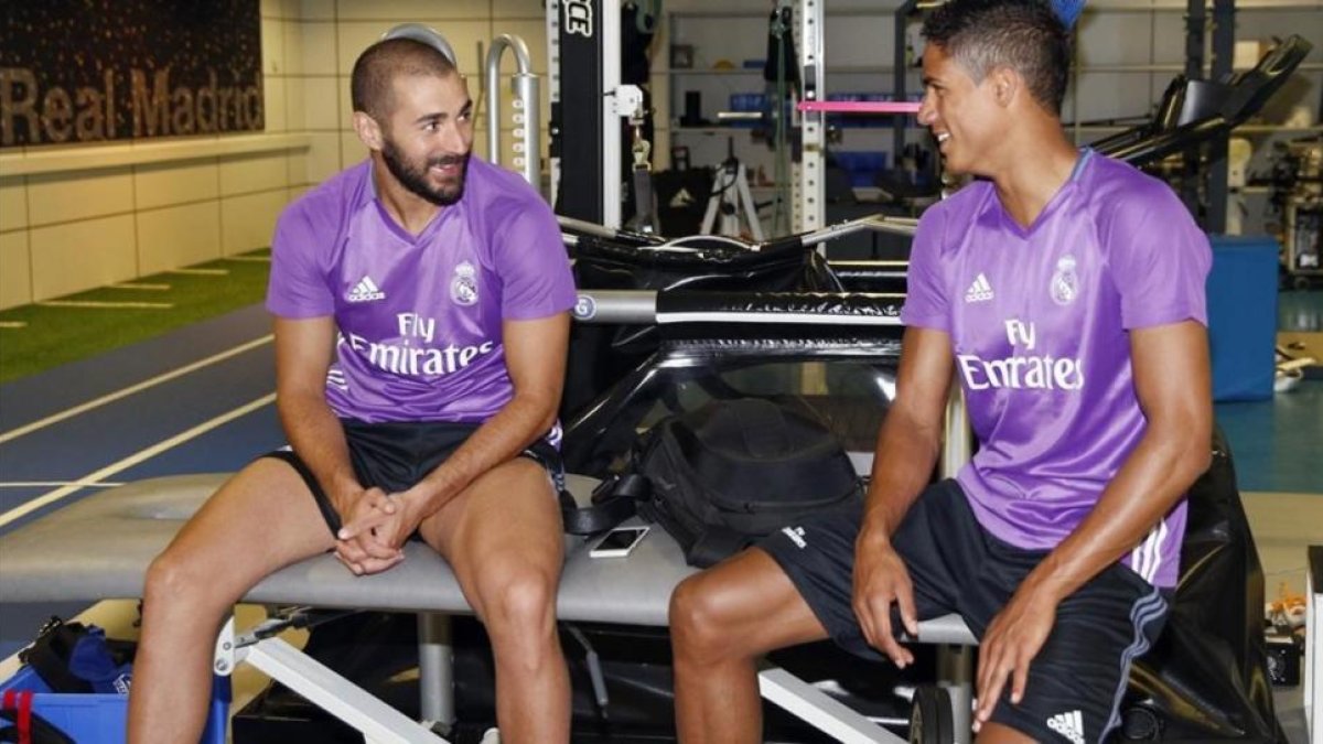 Benzema y Varane, en el reconocimiento médico de este sábado en Madrid.
