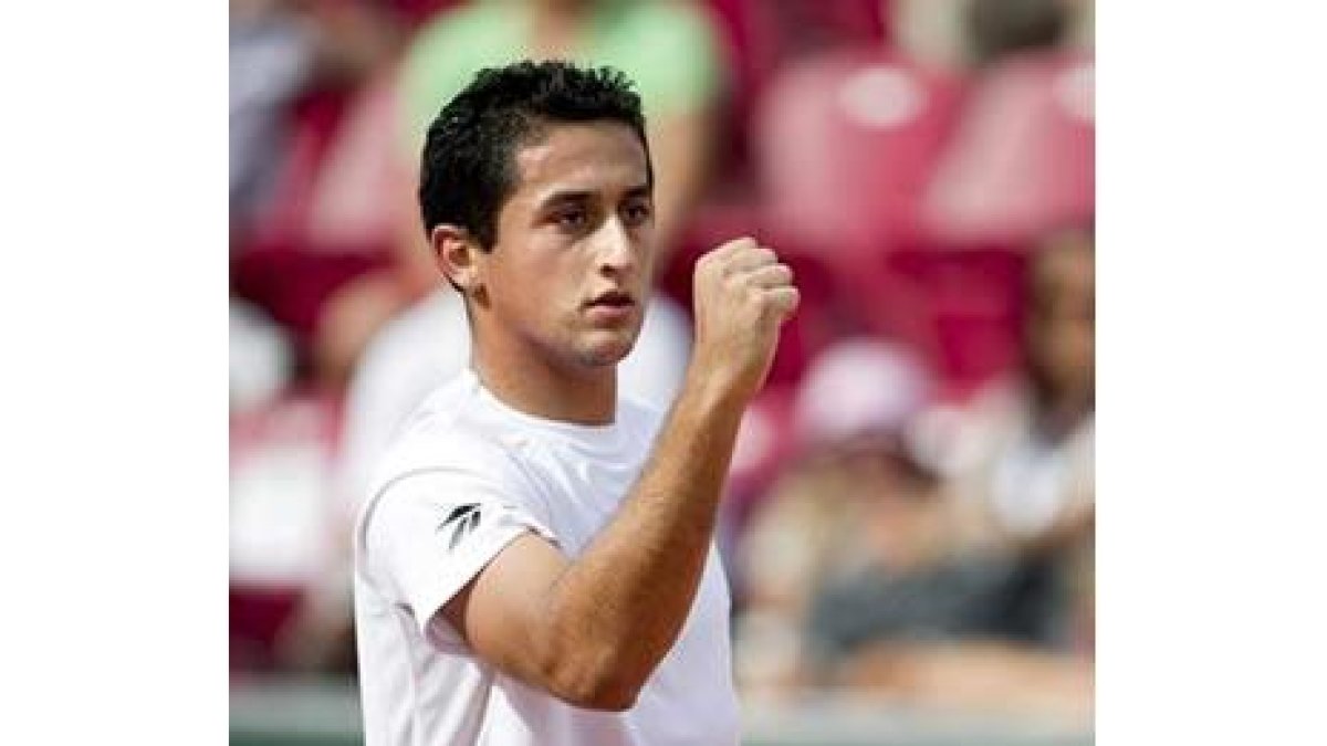 Almagro celebra su triunfo ante Tommy Robredo.