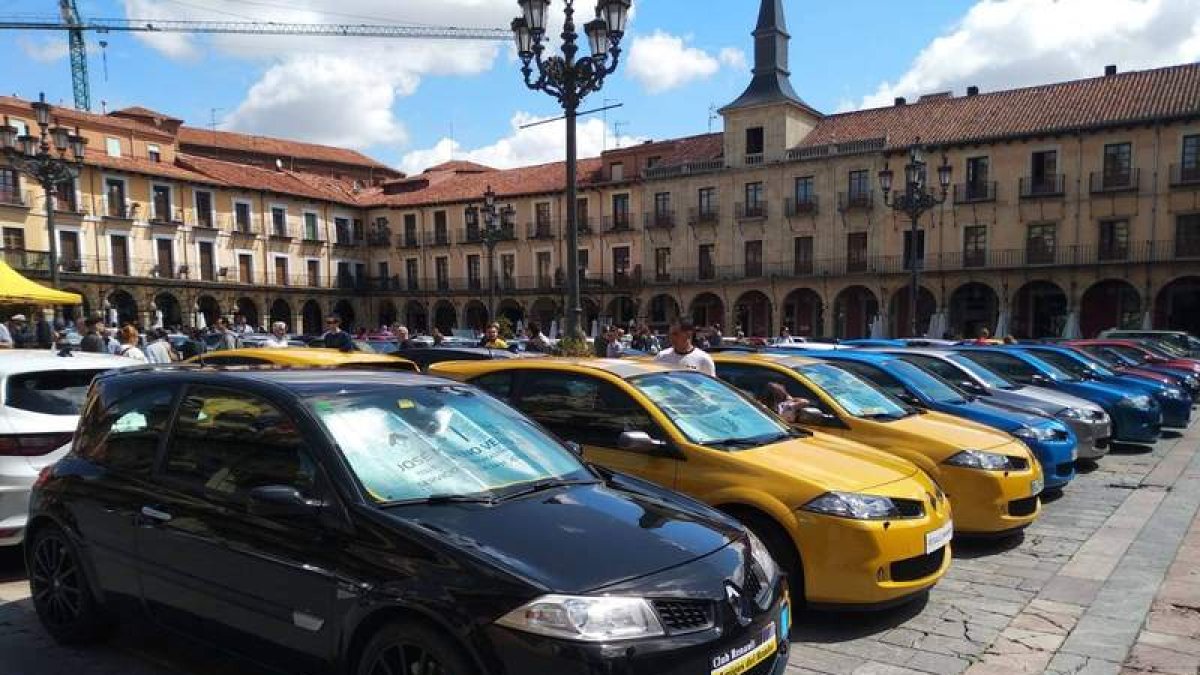 Decenas de coches Renault se dieron cita en la plaza Mayor. DL