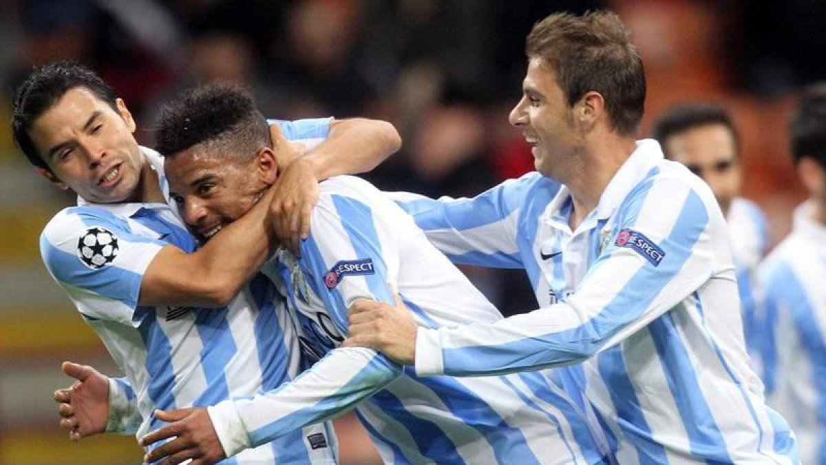 Saviola y Joaquín felicitan a Eliseu, autor del gol del Málaga.