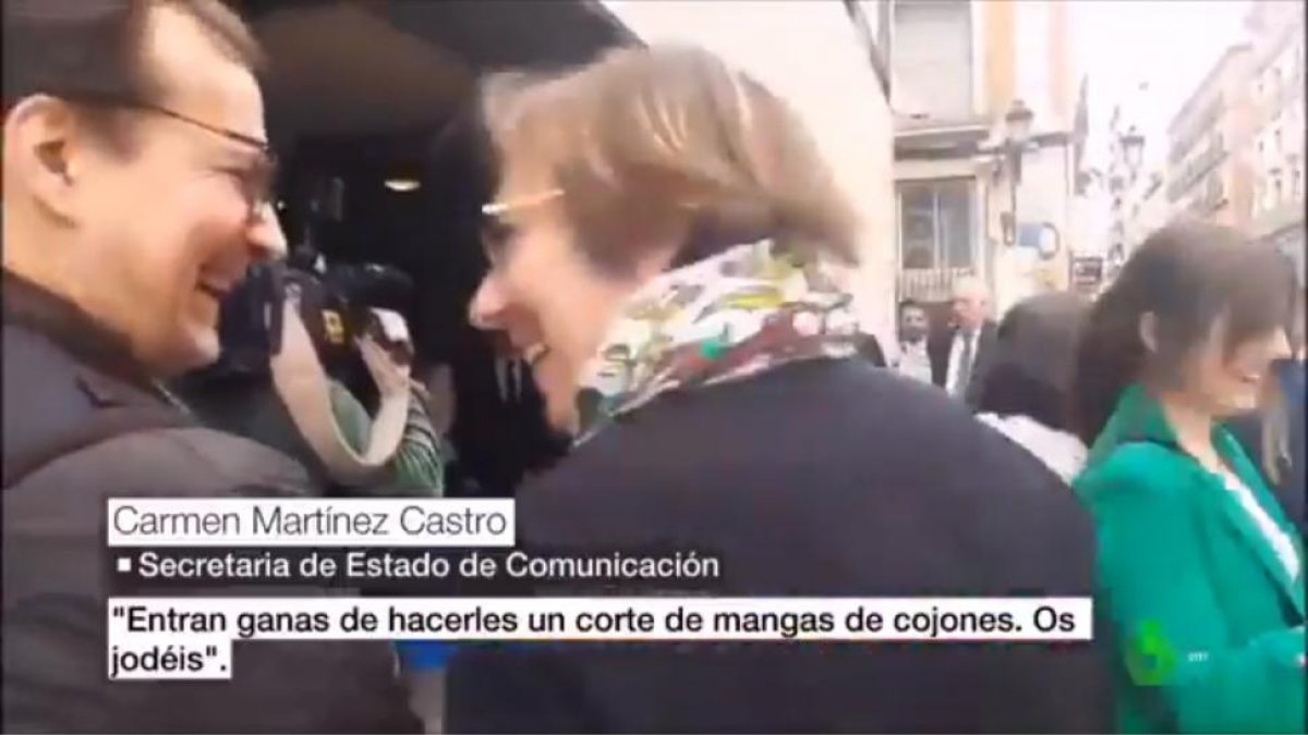 Momento en el que la secretaria de Estado de Comunicación, Carmen Martínez Castro, es pillada con la frase ¡Os jodéis!.