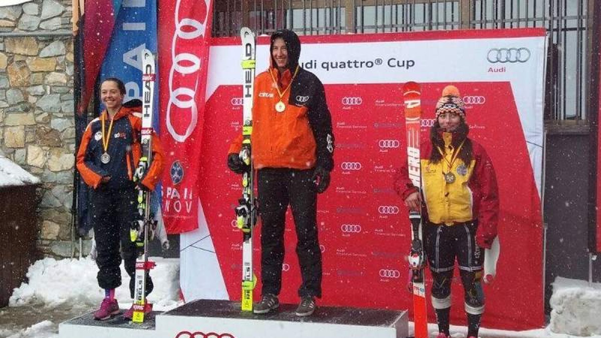 Inés Sanmartín, a la derecha, tras lograr el bronce en los nacionales de Cerler. DL