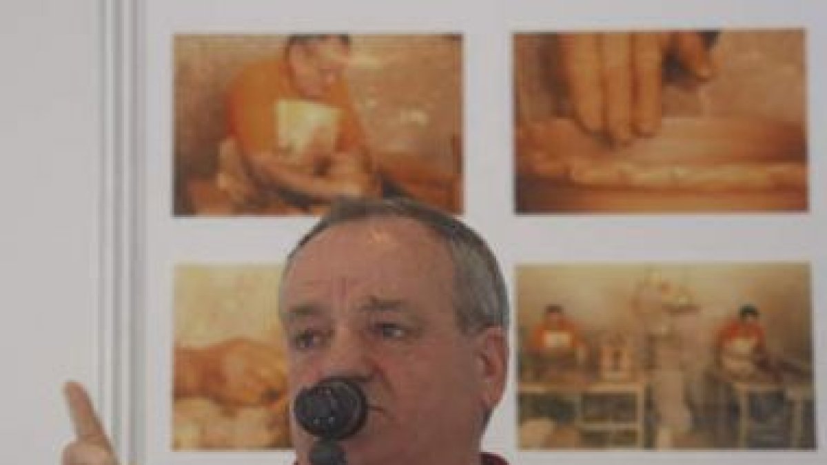 Constancio Peñín, durante el homenaje que le rindieron sus compañeros en la feria de artesanía.