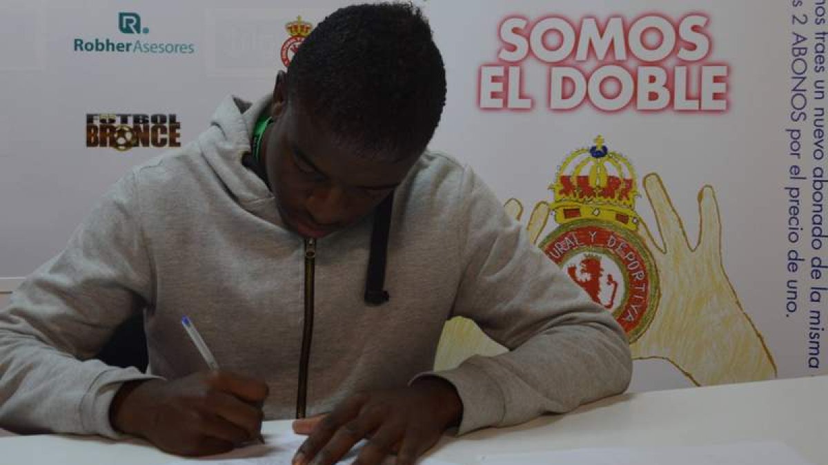 El mediocentro Jhegson Sebastián Méndez estampa la firma en su contrato con la Cultural, tal y como informaba en la edición de ayer este periódico.