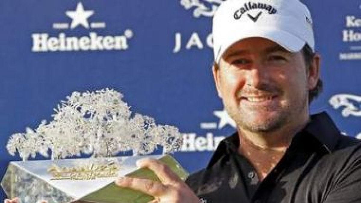 McDowell, con el trofeo de ganador en Valderrama.