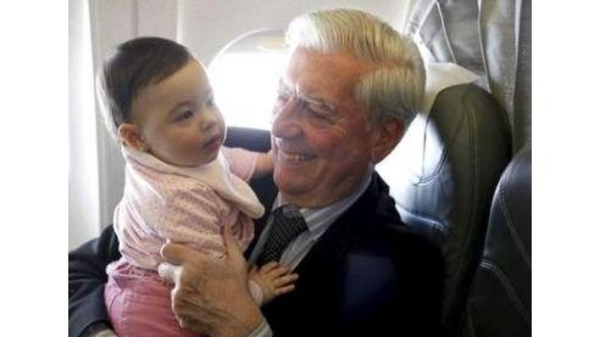 Vargas LLosa, ayer con su nieta Anais en el avión.