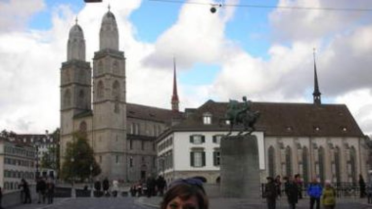Alicia Argüello, en Zúrich con la iglesia Grossmünster al fondo.