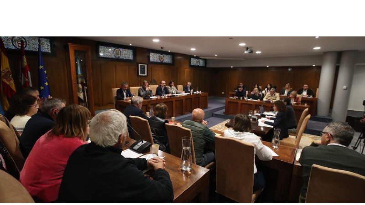 La sesión plenaria de Ponferrada fue de trámite y tuvo un marcado carácter de declaración institucional ante los pactos nacionales. A. F. BARREDO