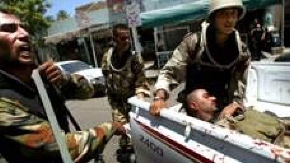 Soldados iraquíes evacúan a un compañero herido en los enfrentamientos del centro de Bagdad