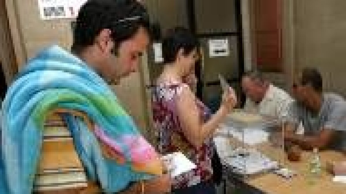 Algunos decidieron ir a votar ya pertrechados para después tomar el sol