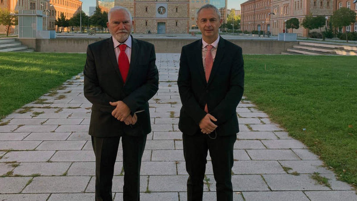 Ricardo Rivero, rector de la Universidad de Salamanca, y Macario Fernández, presidente de Latem. DL