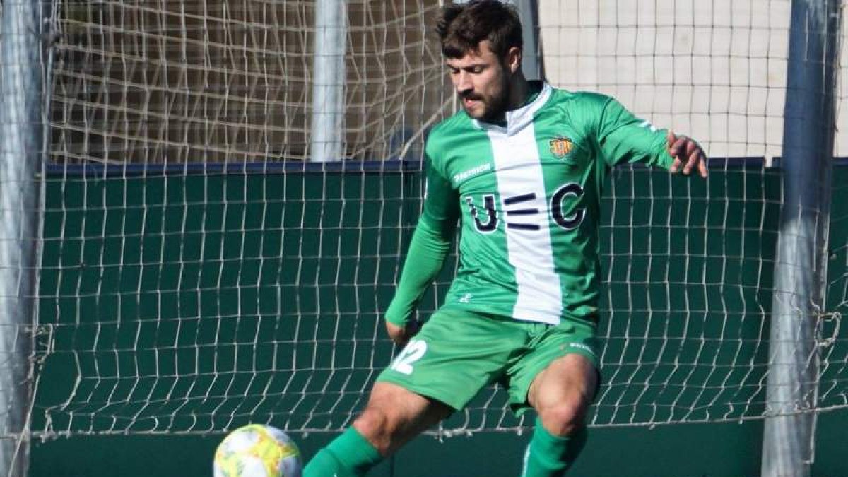Cristian Pérez en un lance de un encuentro con la elástica del Cornellá esta temporada.