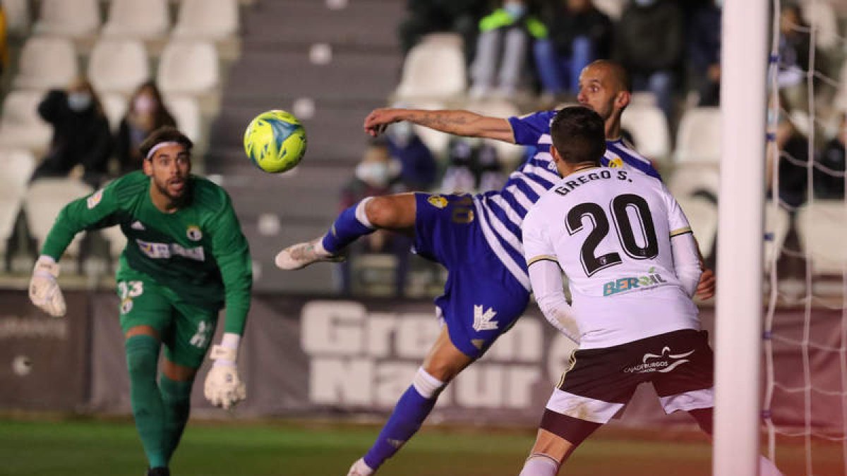 Lucho García acabó subiendo a rematar dos córners. L. DE LA MATA