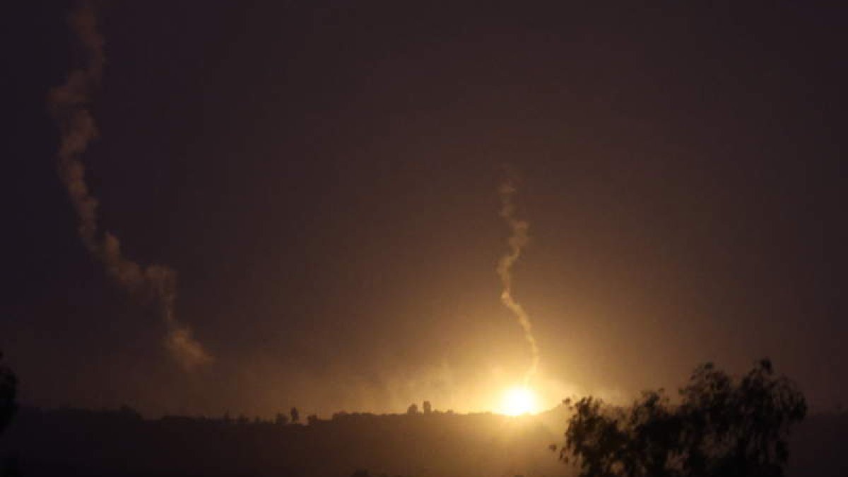 Tropas israelíes lanzando bengalas hacia la Franja de Gaza, vista desde Sderot. ABIR SULTAN