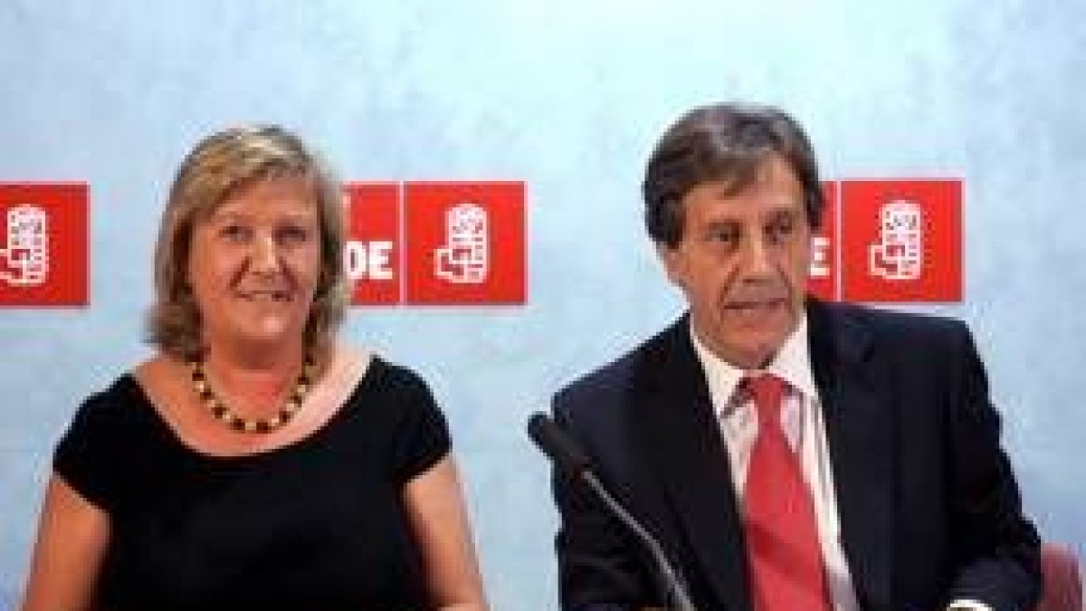 La segoviana María Teresa Rodrigo y Ángel Villalba, en la rueda de prensa ayer en Valladolid