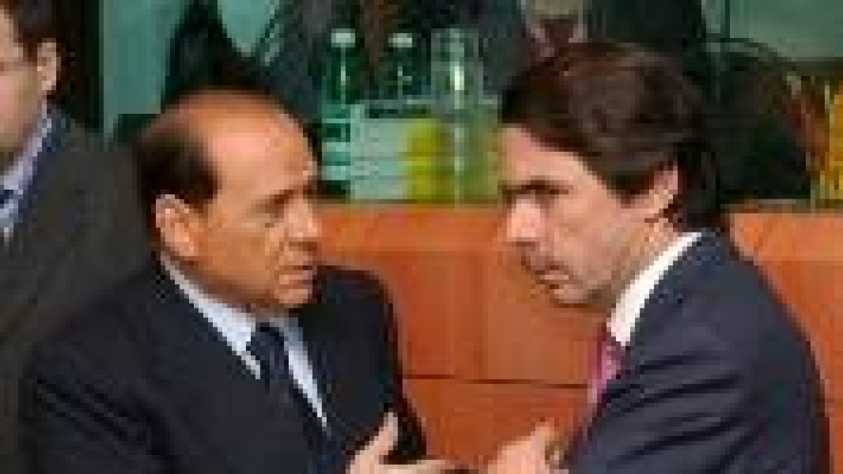 Silvio Berlusconi conversa con Aznar al inicio de la cumbre para debatir el reparto de poder