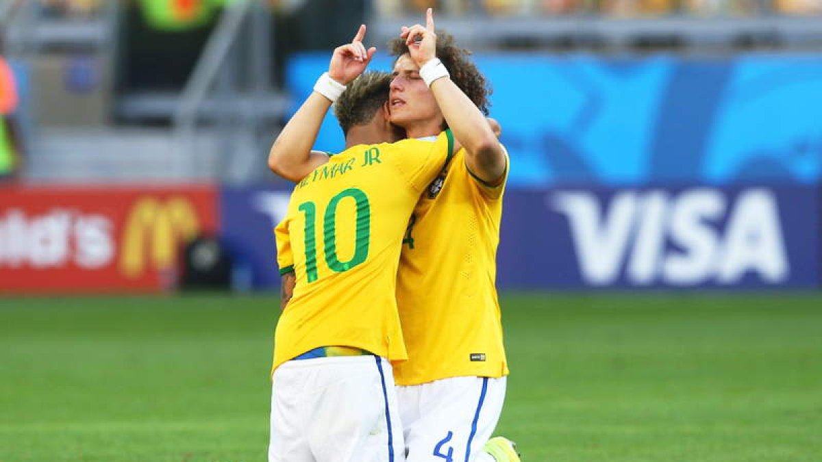 Neymar y David Luiz, abrazados, rezan tras superar una tanda de penaltis dramática ante Chile que les ha llevado hasta los cuartos de final frente a Colombia.