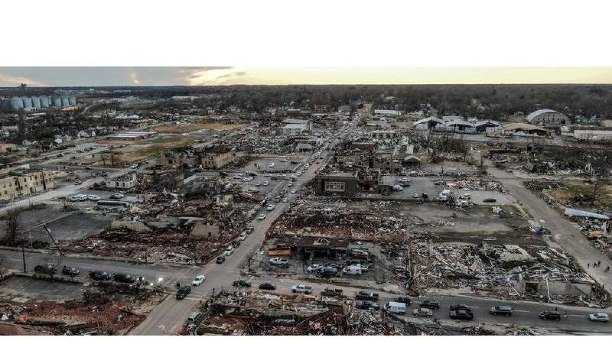 Mayfield, tras el paso de una oleada de 32 tornados que arrasó 320 kilómetros en cinco estados de EE UU. TANNEN MAURY