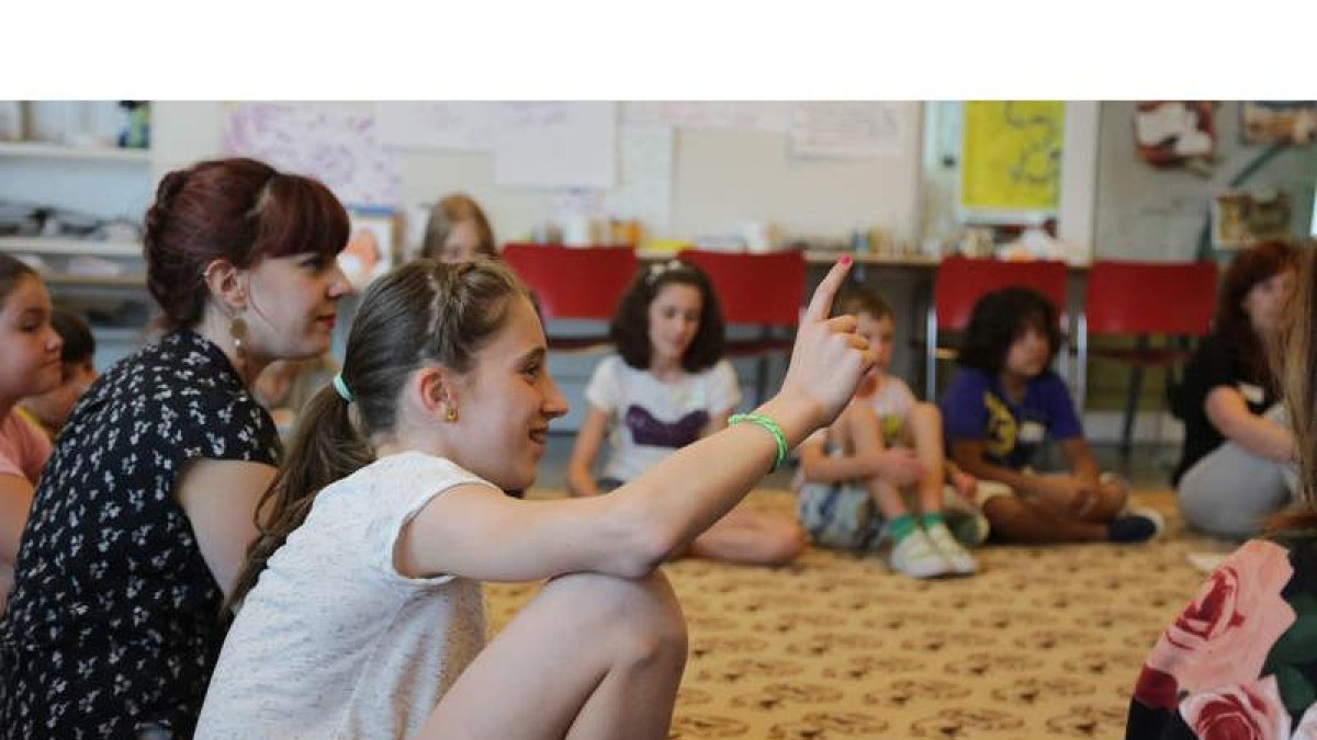 Lucía Lorenzana, psicóloga de Adavas, durante la entrevista-debate con niñas y niños del club Pequeamigos del Musac. SECUNDINO PÉREZ