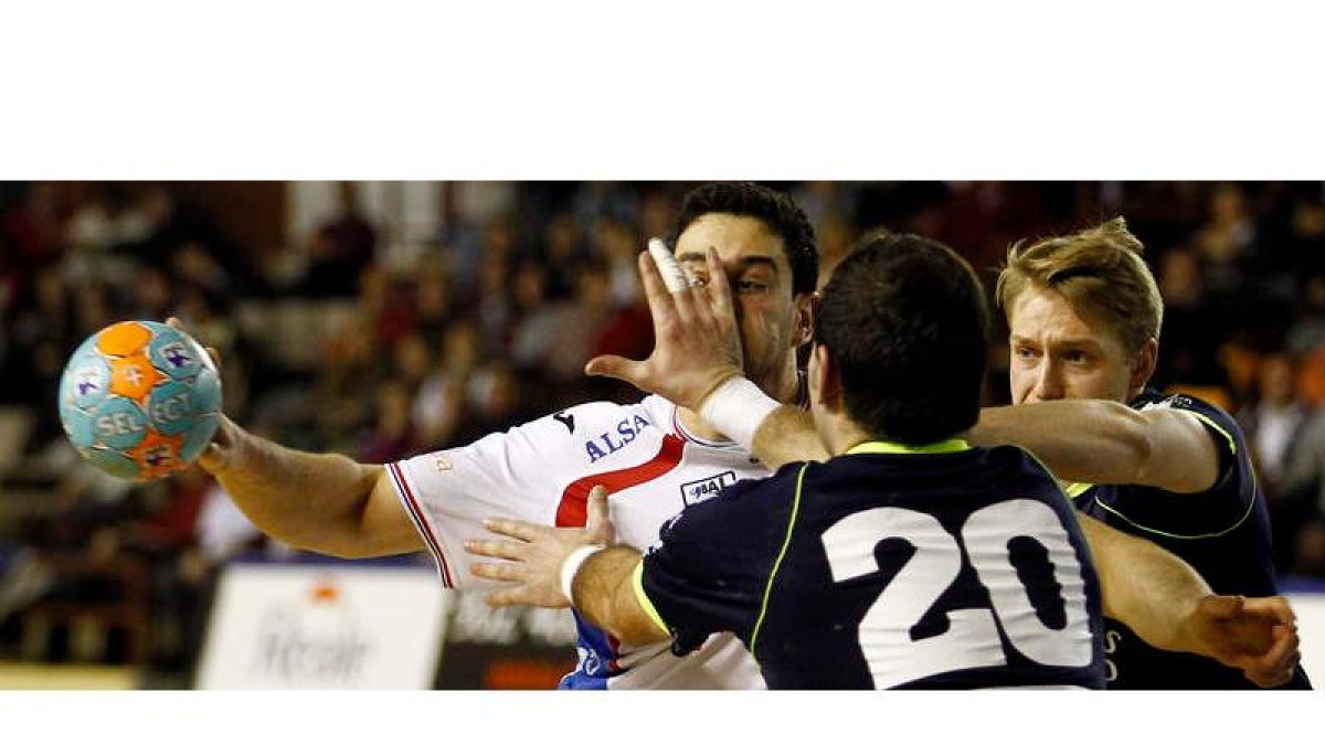 El canterano Iosu Goñi recibe un golpe en la cara del jugador del Cangas Daniel Cerqueira, uno de los mejores jugadores del equipo gallego.