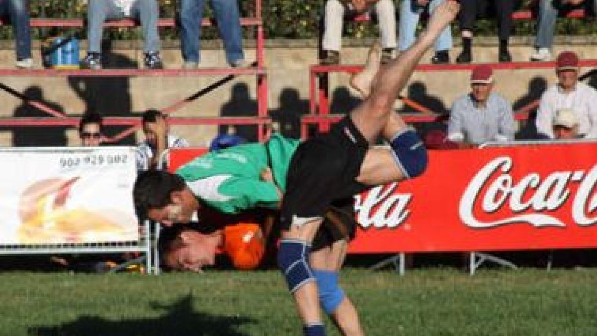 Ángel Vega logró un nuevo triunfo en ligeros ante su compañero «El Mister».