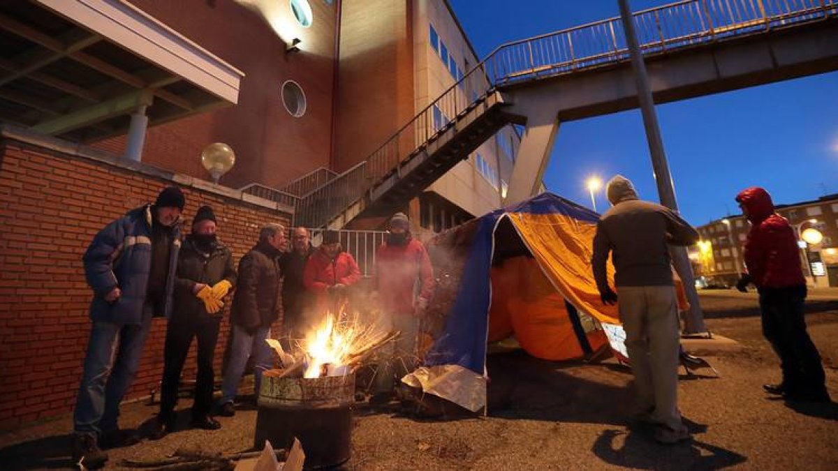 Empleados de Antibióticos en el campamento reivindicativo en la fábrica