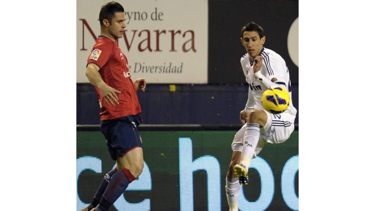 Ángel Di María trata de controlar el balón ante Kike Sola.