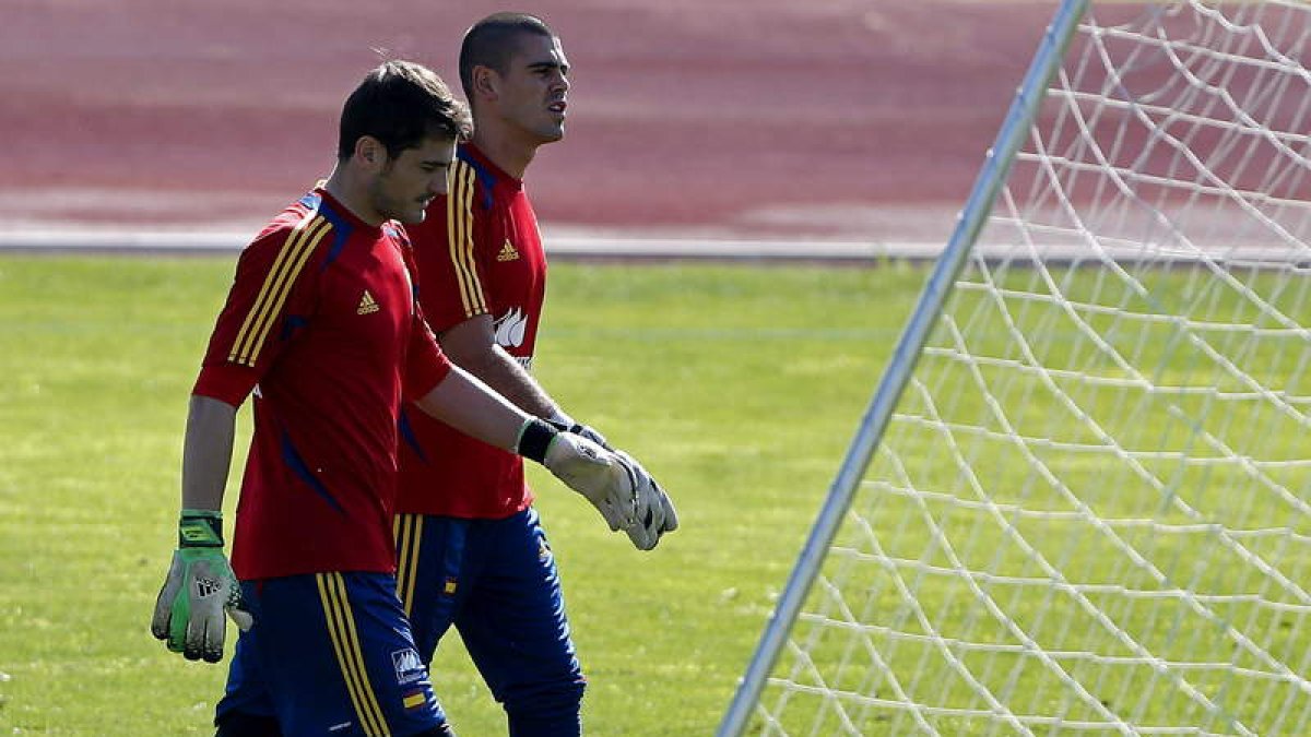 Iker Casillas, en primer término, dejará su sitio en la portería a Valdés ante Chile.