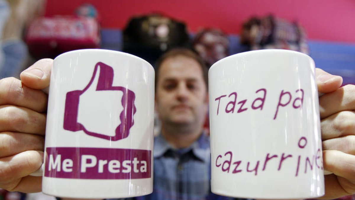 José Fuente muestra dos de las más populares ‘tazas leonesas’ diseñadas por él
