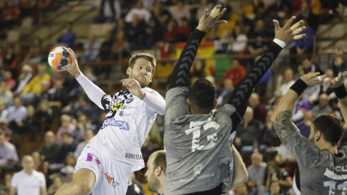 Mosic intenta superar a la defensa del Cuenca en el Palacio. MARCIANO PÉREZ
