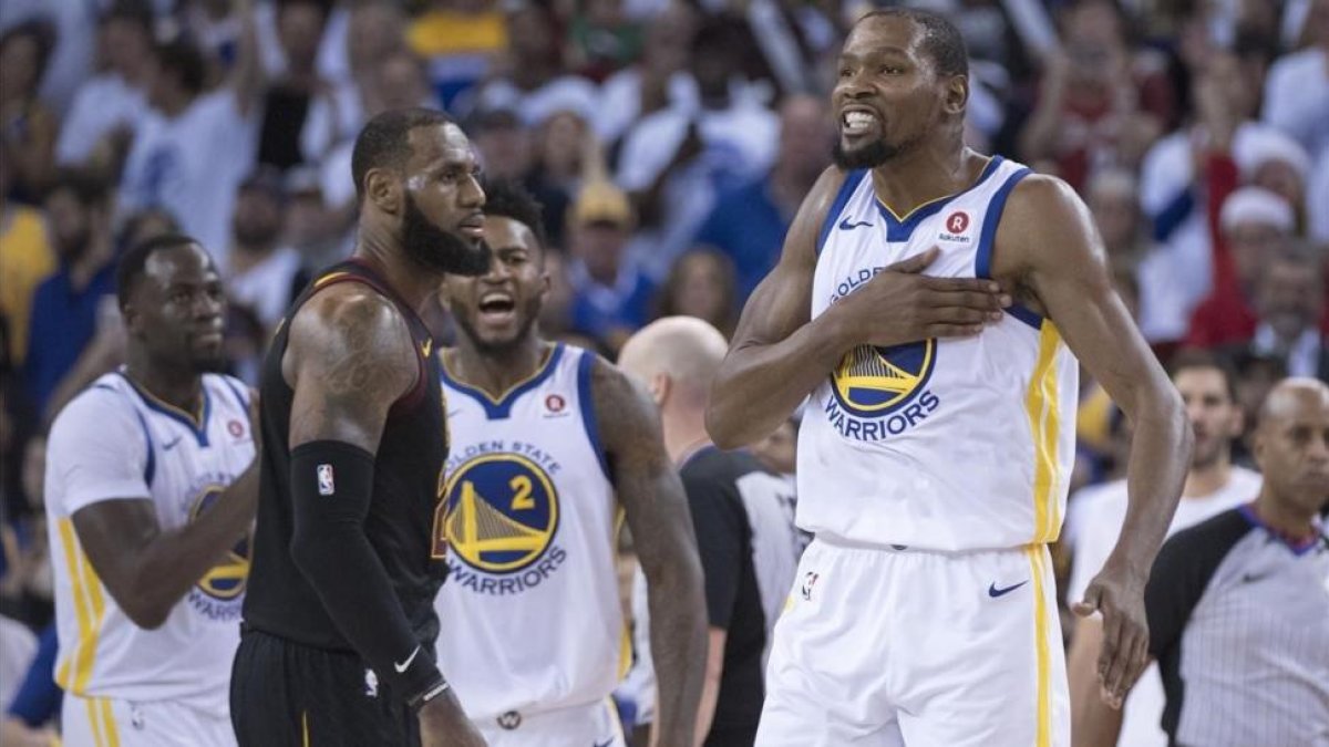 Kevin Durant celebra la victoria ante LeBron James