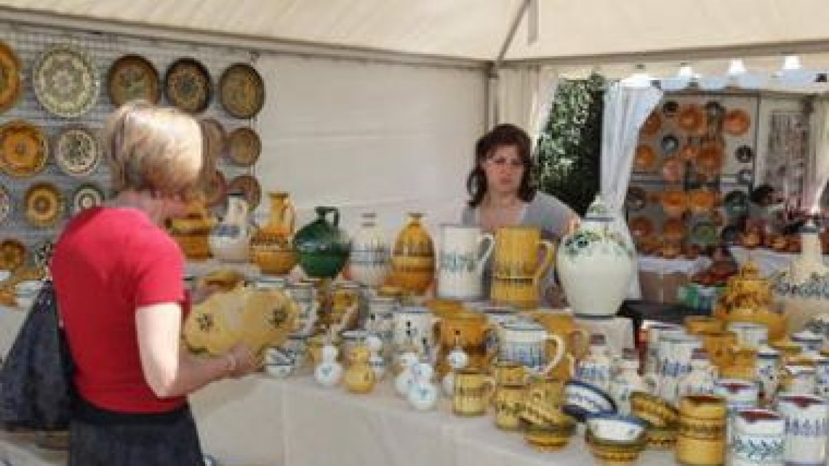 La feria contará, entre sus 25 puestos, con representantes del sector de la cerámica.