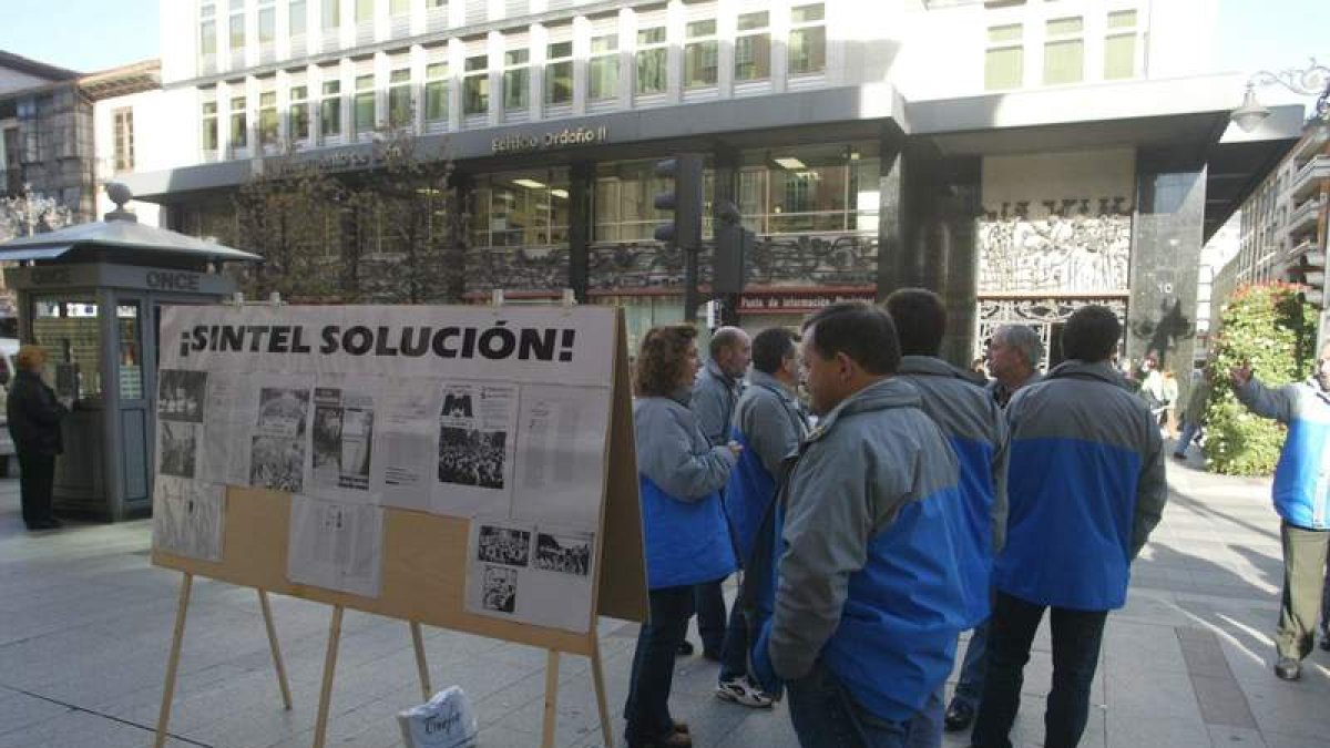 Protesta de los ex trabajadores de Sintel en León, en noviembre de 2002.