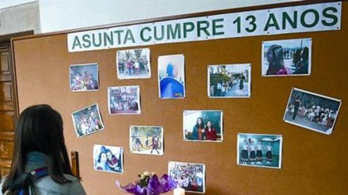 Un mural y unas flores recuerdan a Asunta en el instituto al que iba, ayer.