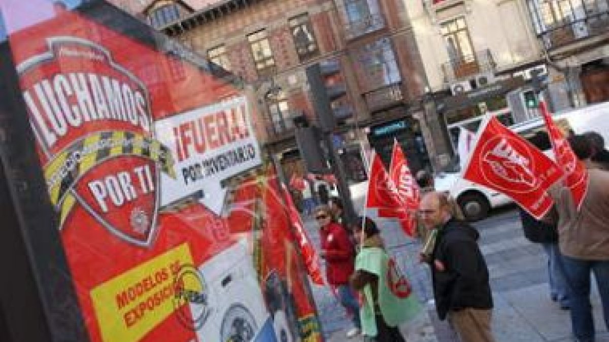 Una trapa cerrada a cal y canto con un motivo alusivo.