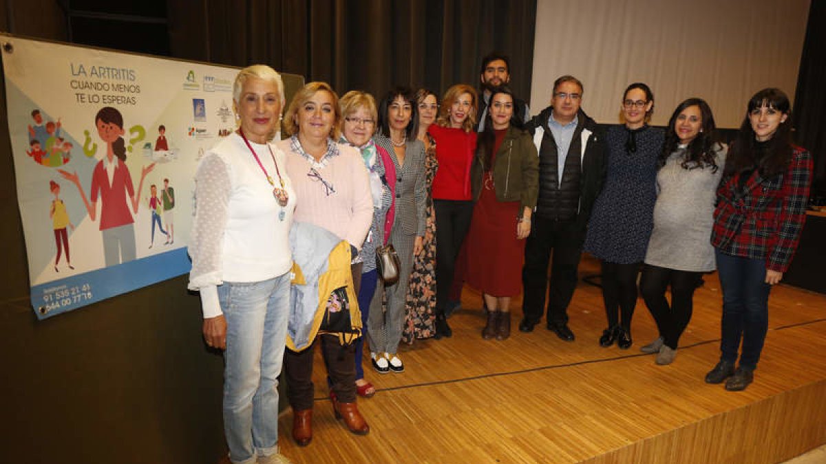 El equipo médico y de enfermería del Servicio de Reumatología participó en los Diálogos sobre artritis' ayer en León. FERNANDO OTERO
