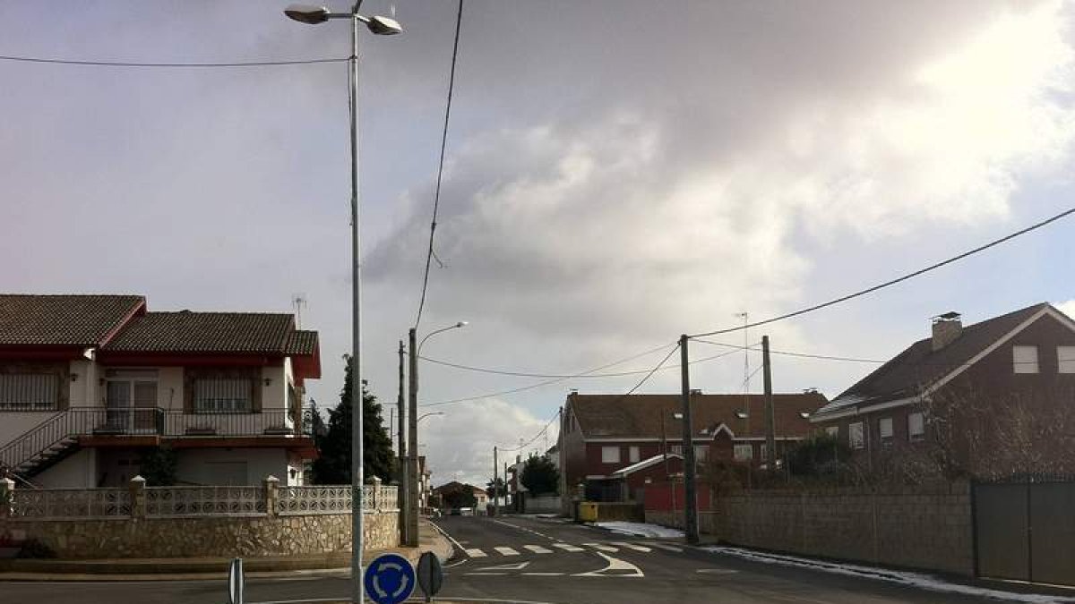 La entrada a Montejos por Maurino Pérez, se ha remozado tras una dotación de servicios básicos.