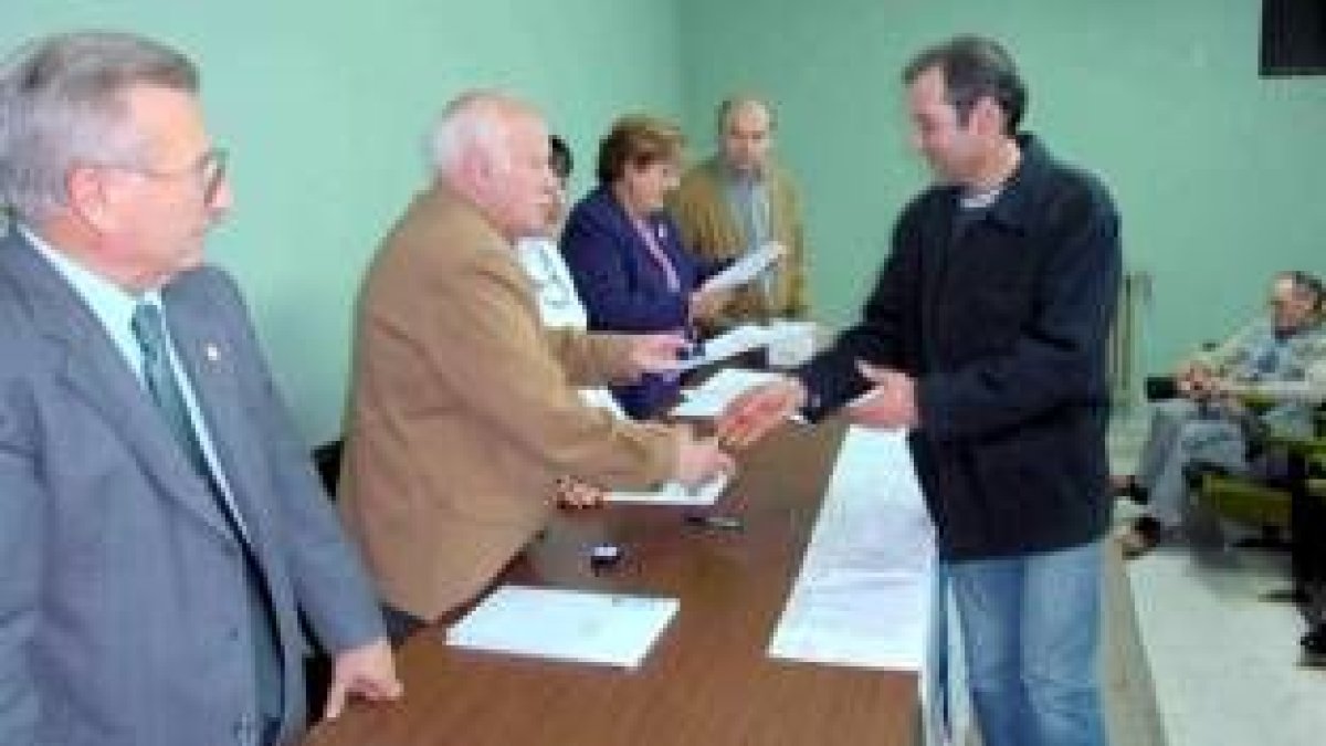 Joaquín Ferrando galardona a un premiado, en presencia de Manceñido, en primer término