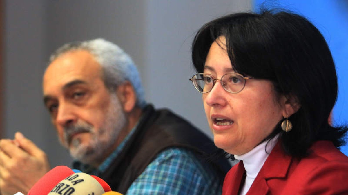 Antonio Vega y la procuradora Ángela Marqués, ayer en la sede del PSOE en Ponferrada.
