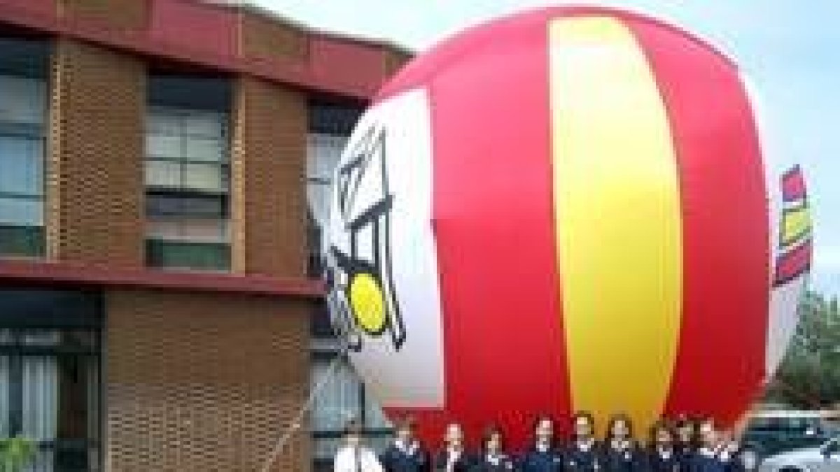 Alumnos del Colegio Internacional Peñacorada, ante la fachada del centro