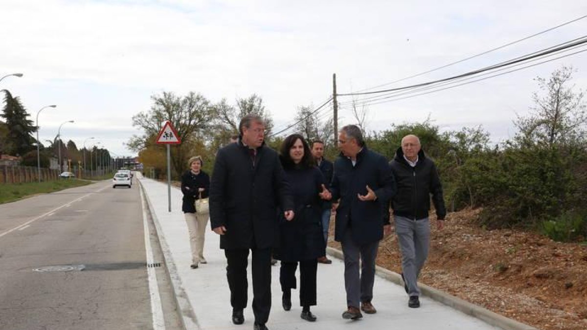El alcalde de León, Antonio Silván, camina por la nueva acera.