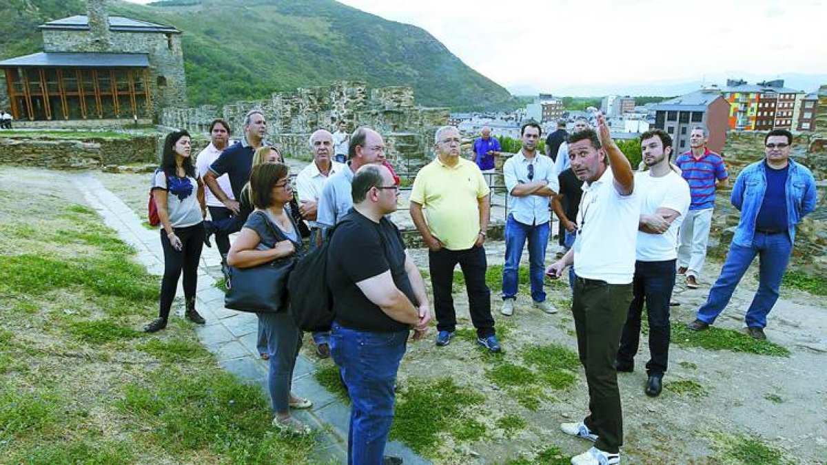 La primera parada de la visita que están realizando los importadores de Grand Cru al Bierzo se realizó en la fortaleza templaria.