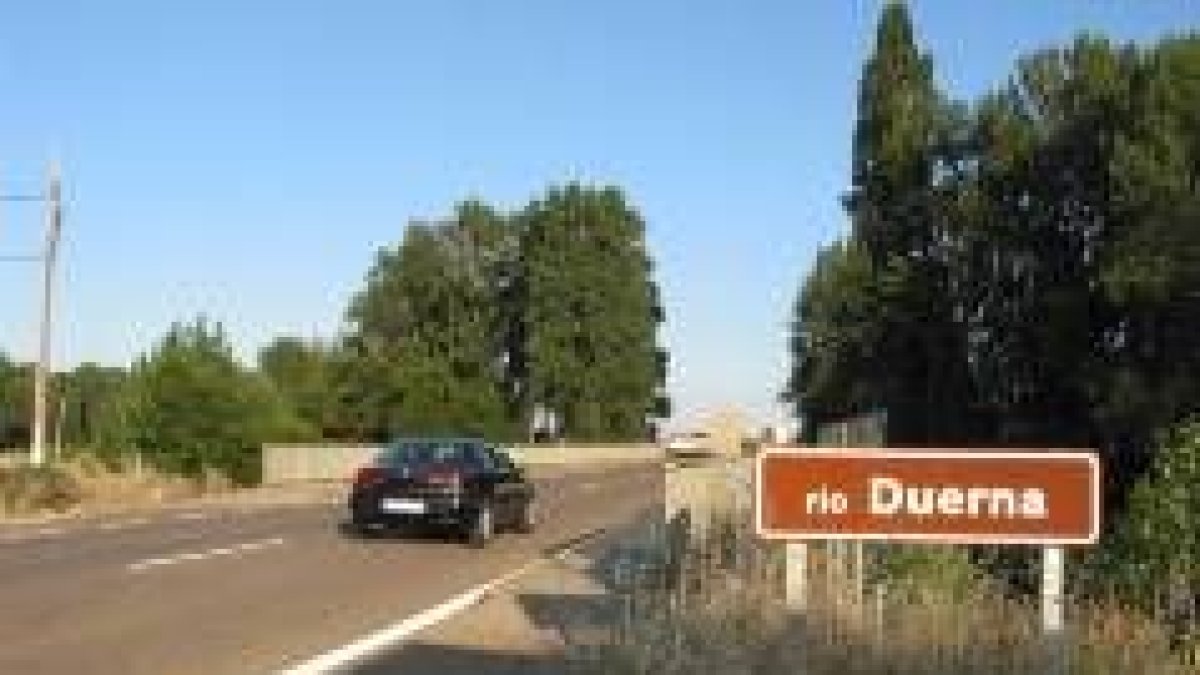 Un turismo que circula en sentido Madrid entre en el puente que ayer salió a licitación