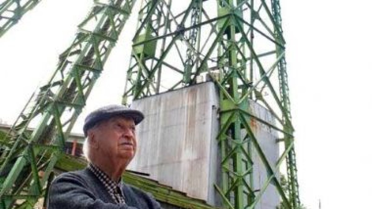 Neruda conversa con el presidente Salvador Allende y Teitelboim en Isla Negra a principios de 1973
