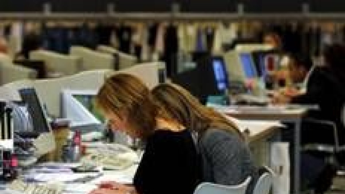 Mujeres trabajando en una empresa de diseño por ordenador