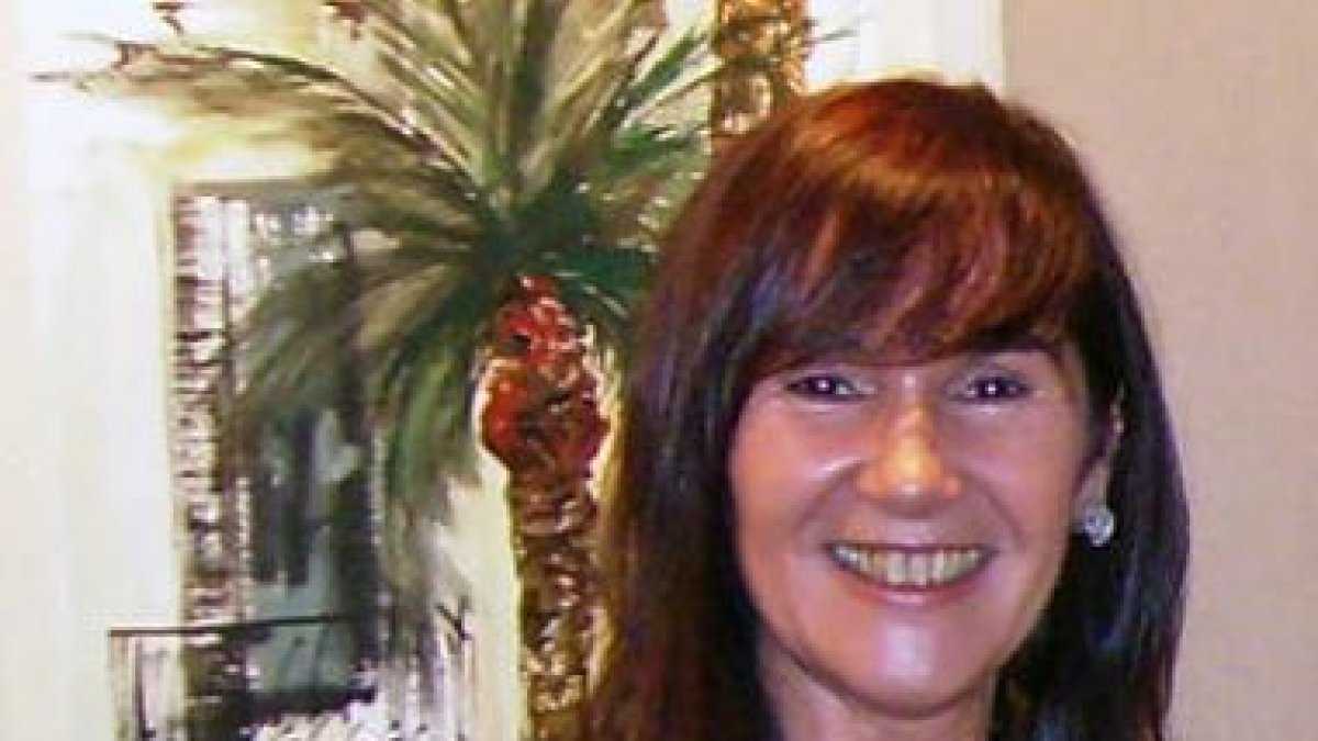 La pintora Magda Esterli junto a una de sus acuarelas.